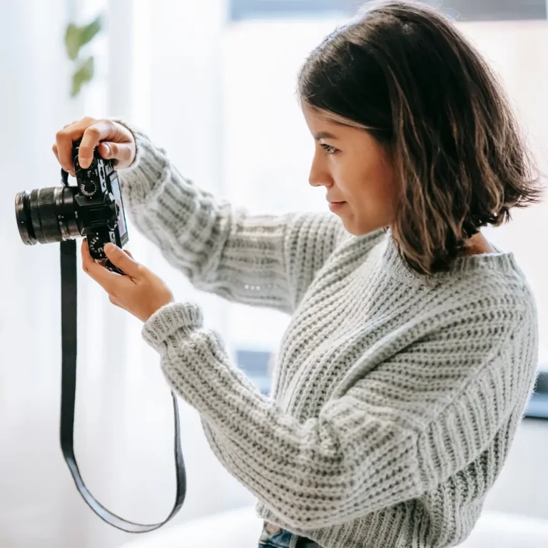 Professionelle Immobilienfotografin nimmt Fotos einer Immobilie auf