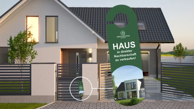 Flyer von Immoversum24 mit der Information über ein zu verkaufendes Haus in der Nachbarschaft vor einem Haus mit Zaun und Gartentor.