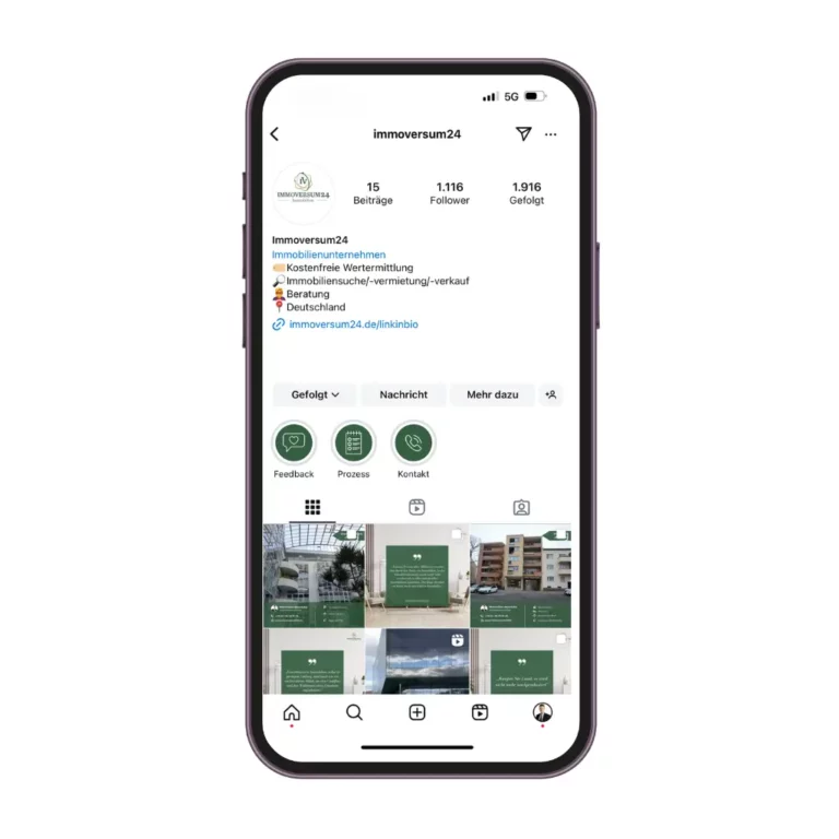 Smartphone mit dem Instagram-Account von Immoversum24 auf dem Immobilien zur Vermarktung zu sehen sind.