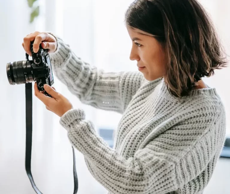 Professionelle Immobilienfotografin nimmt Fotos einer Immobilie auf