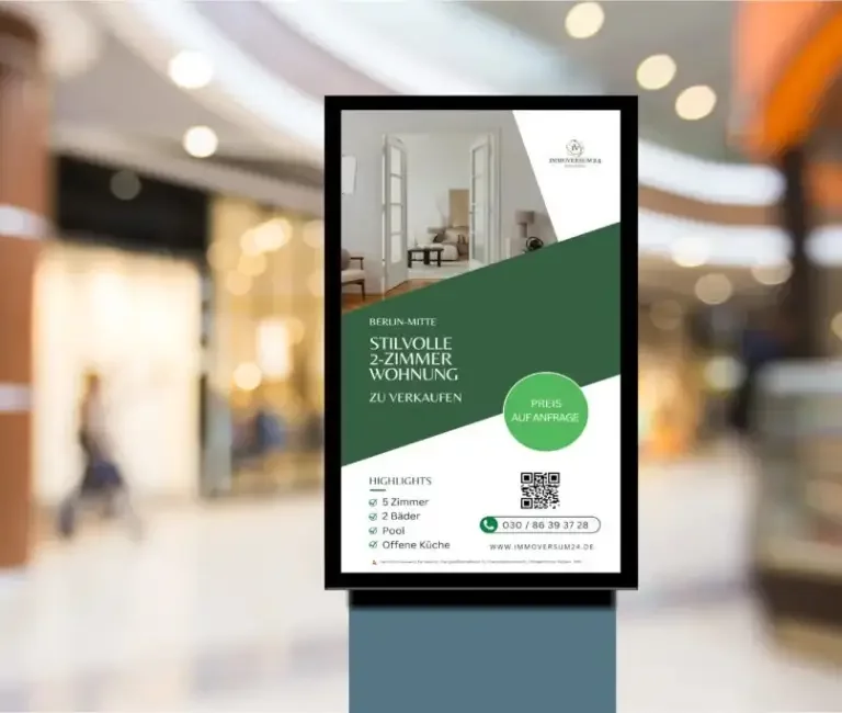 Eine digitale Anzeige in einem Shoppingcenter, die eine Immobilie bewirbt, die durch Immoversum24 vermarktet wird.