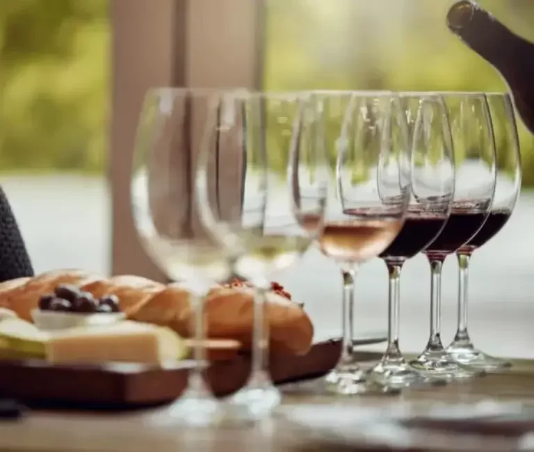 Gläser und Snacks, die für ein Exlusive House Event von Immoversum24 im Rahmen der Immobilienvermarktung bereitstehen