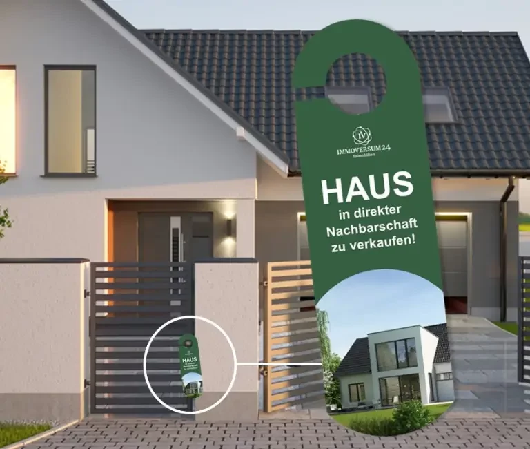 Ein Flyer von Immoversum24 an einem Zaun, der eine Immobilie bewirbt, die durch Immoversum24 verkauft wird.