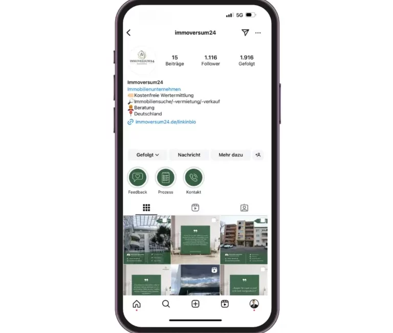 Smartphone mit dem Instagram-Account von Immoversum24 auf dem Immobilien zur Vermarktung zu sehen sind.