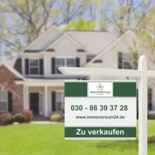 Eine Werbetafel von Immoversum24 vor einem Haus, dass durch Immoversum24 verkauft wird.