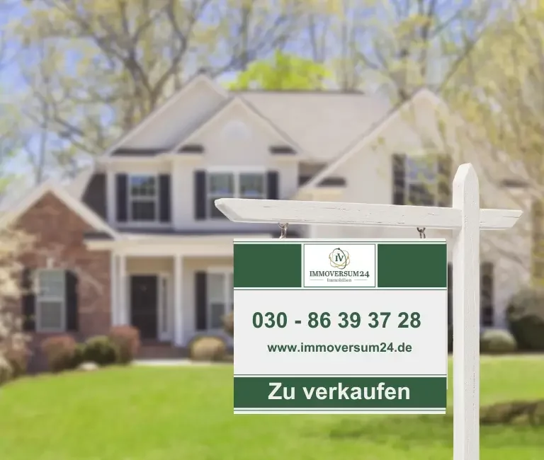 Eine Werbetafel von Immoversum24 vor einem Haus, dass durch Immoversum24 verkauft wird.